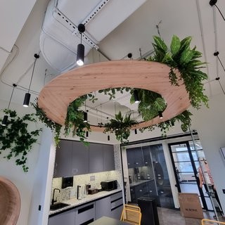 Вертикальное искусственное озеленение в интерьере коворкинга