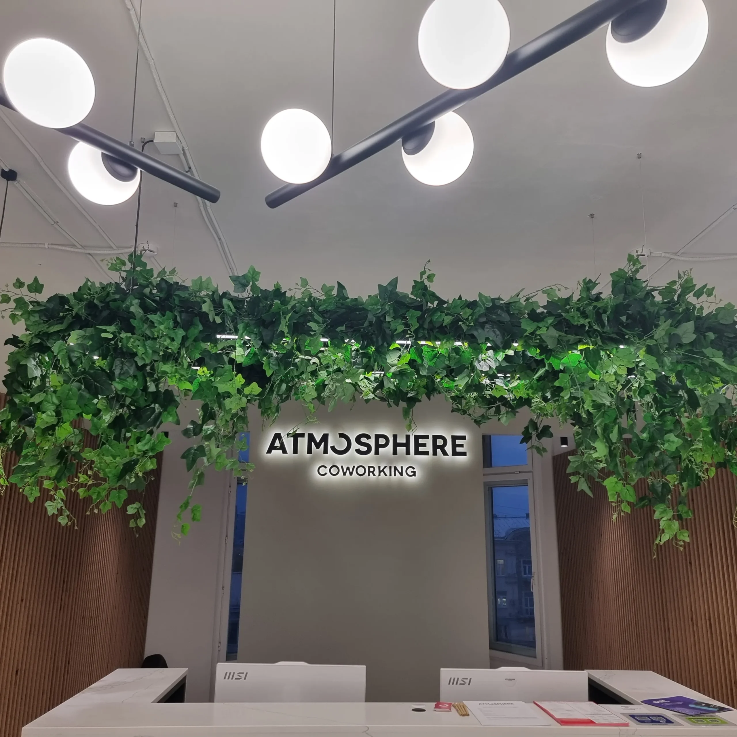 Искусственное озеленение над ресепшеном коворкинга Atmosphere